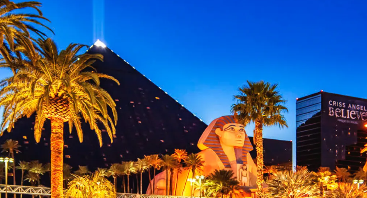 You are currently viewing Luxor Las Vegas Pyramid: illuminating the desert sky